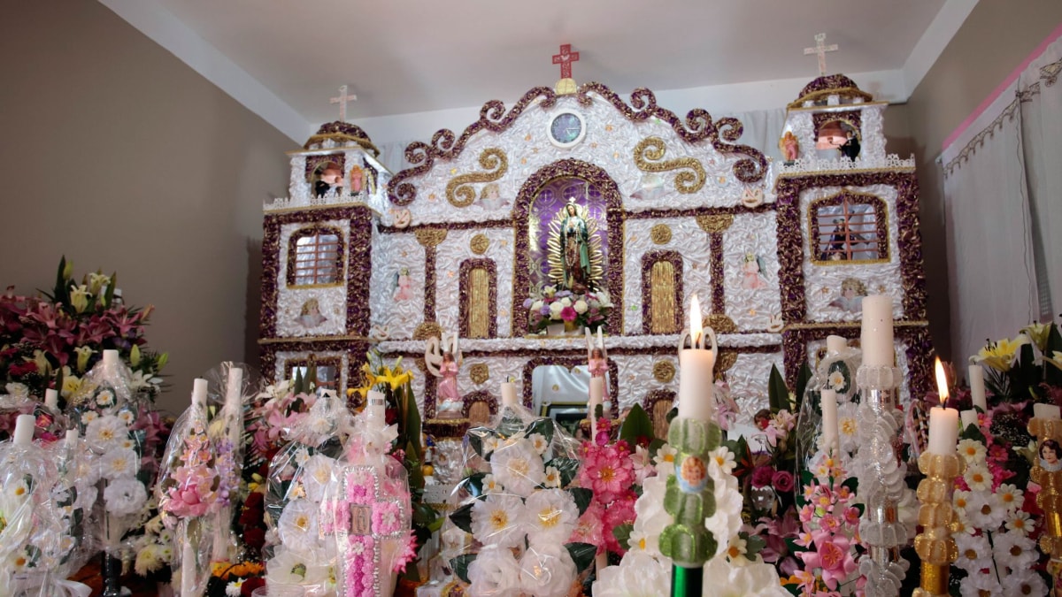 Altar monumental blanco de tres niveles en una casa de Huaquechula, Puebla