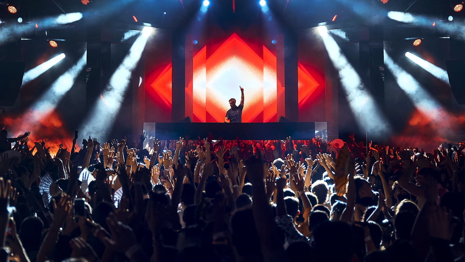 Calvin Harris en la cabina de Ushuaïa Ibiza durante su residencia de 2025