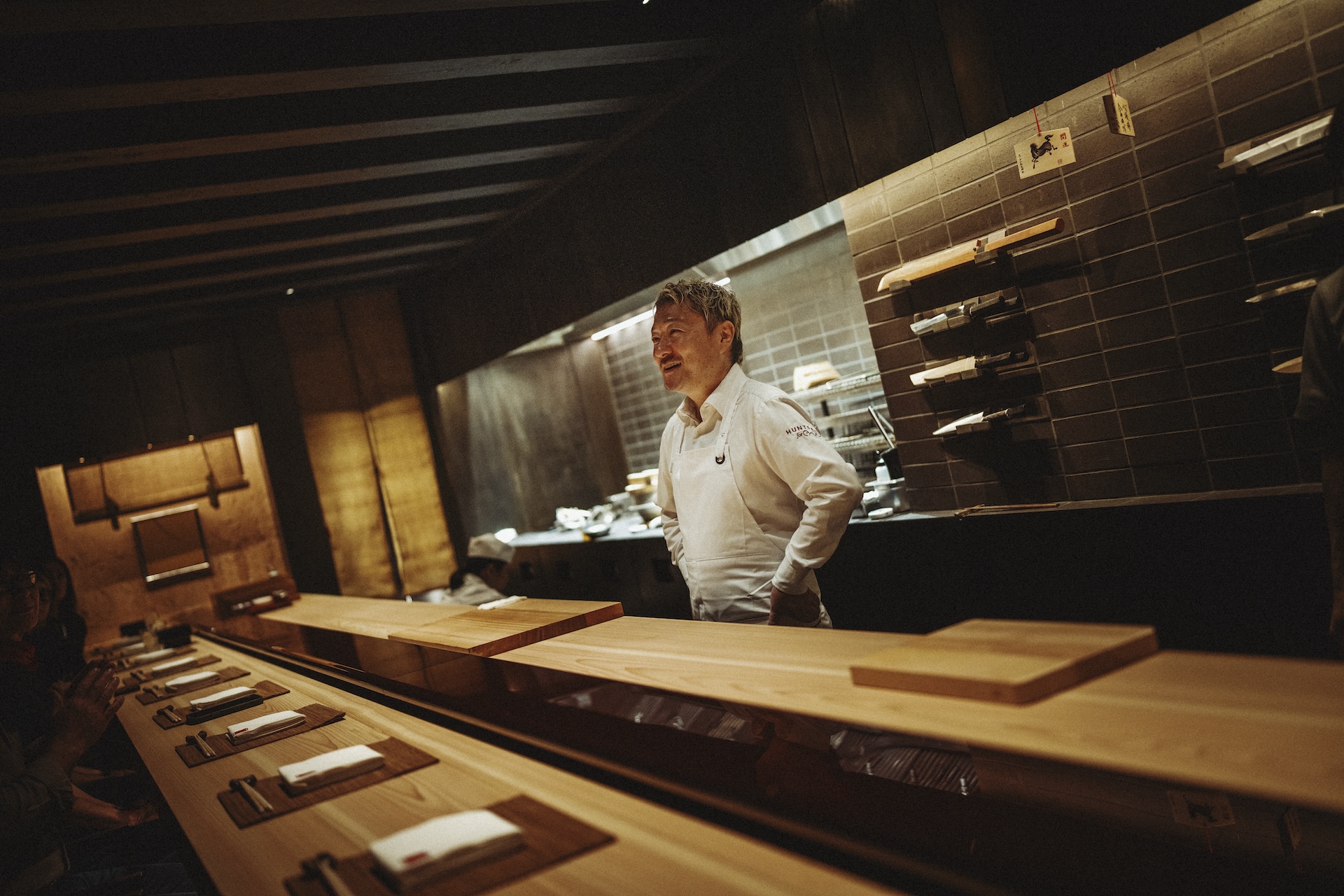 Barra de sushi de madera de hinoki en ENDO, el restaurante omakase de Endo Kazutoshi en Chelsea, Londres