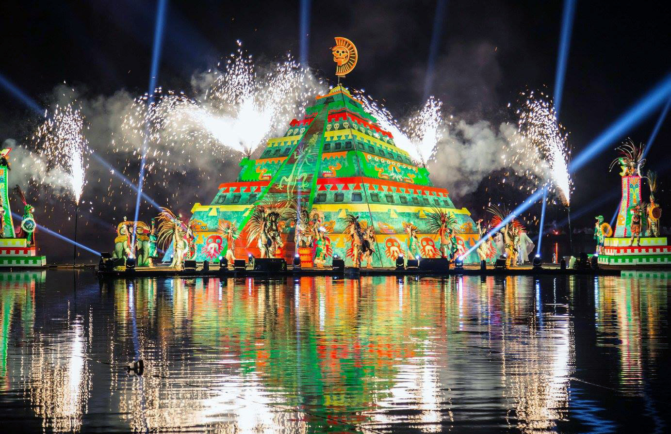 Pirámide iluminada sobre la laguna de Chignahuapan durante el Festival de la Luz y de la Vida
