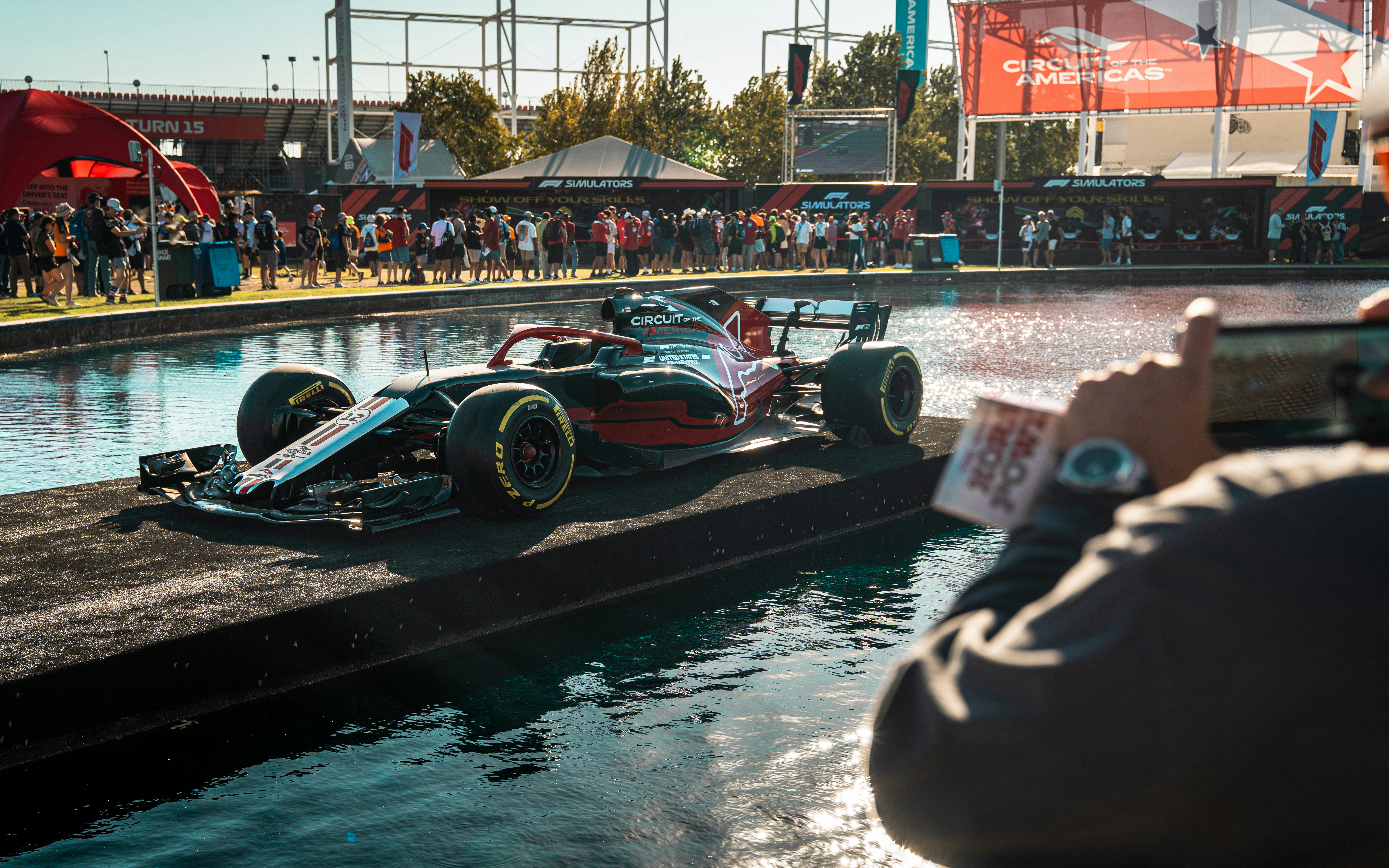 Monoplaza de Fórmula 1 en pista mojada en el Circuito de las Américas, Austin, Texas