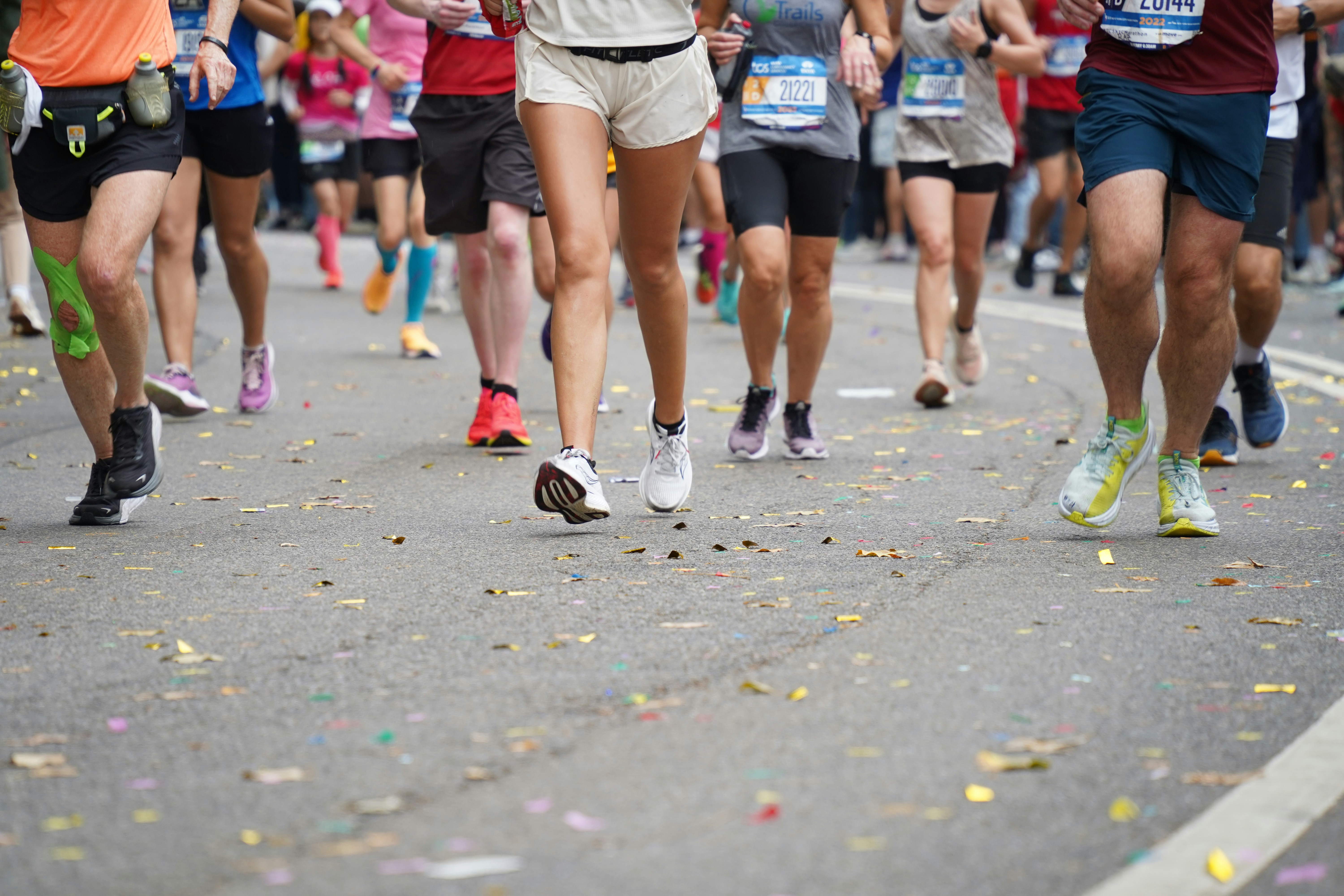 Corredores del Maratón de Nueva York avanzan por Central Park cerca de la calle 86