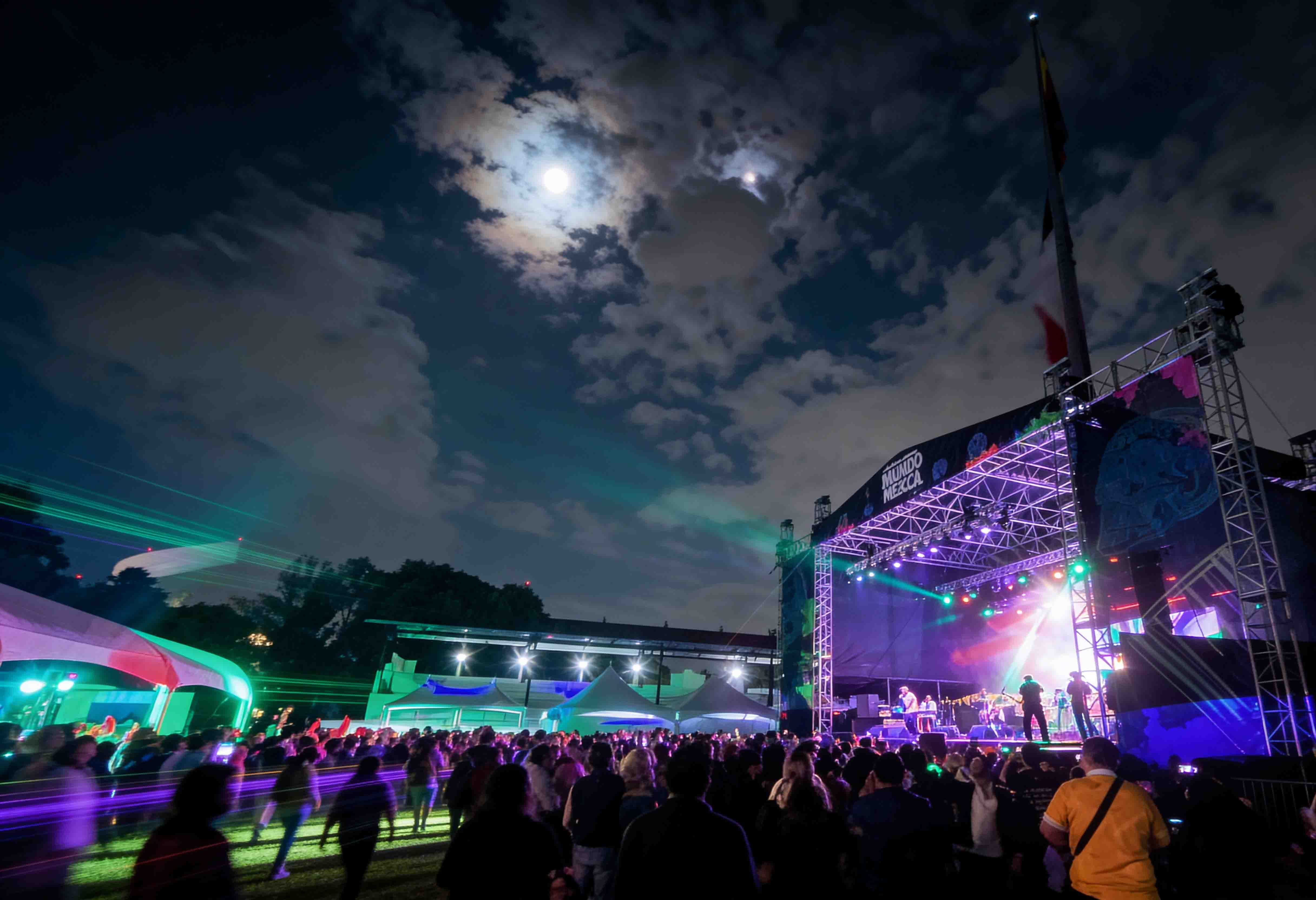 Ambiente del festival Mundo Mezcal en los jardines de Campo Marte, Ciudad de México