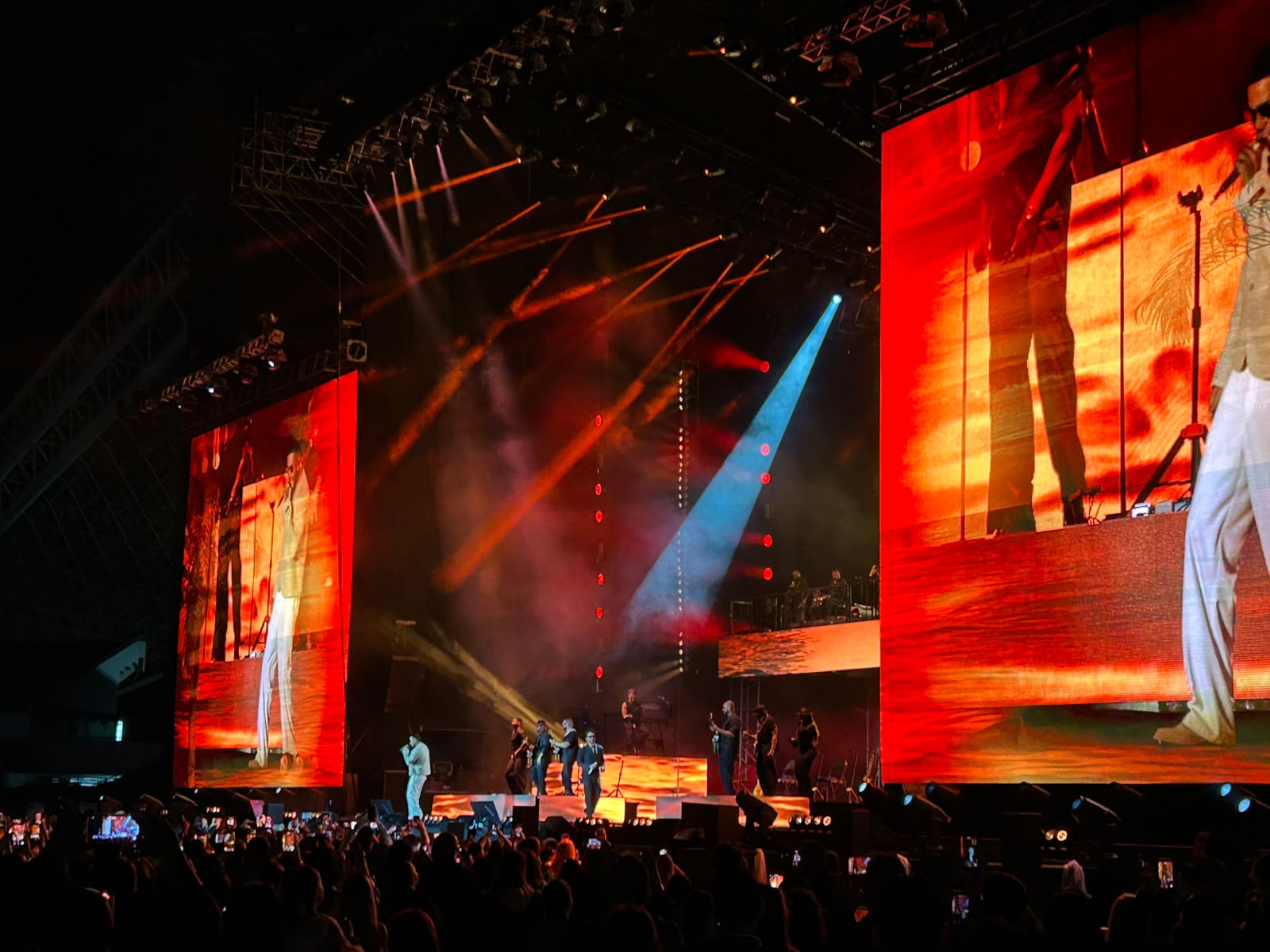 Romeo Santos y Prince Royce sobre el escenario durante un concierto de la gira Mejor Tarde Que Nunca